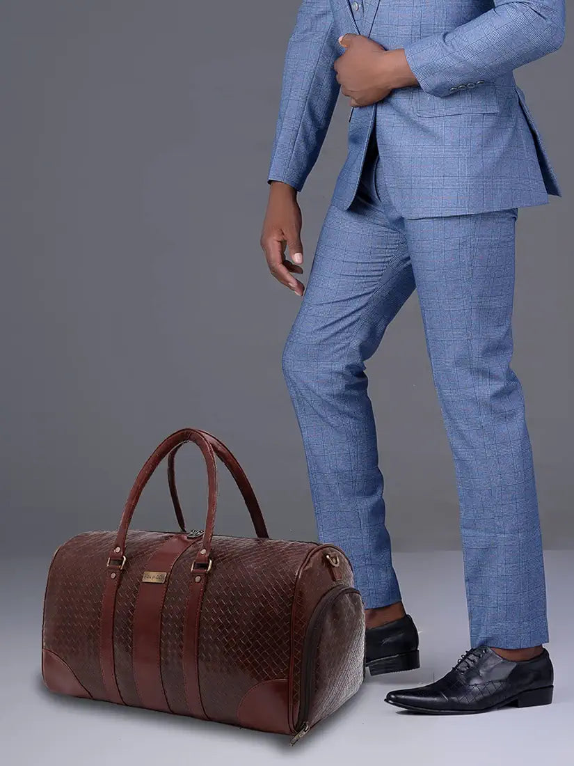 Fur Jaden Weekender Duffle Bag with Shoe Pocket for Travel for Men and Women Made of Textured Leatherette with Attachable Shoulder Strap Cabin Bag