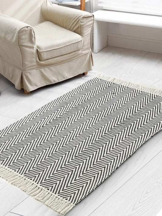 Sashaa World 100% Woven Washable & Reversible Cotton Small Rug Colour Black & White