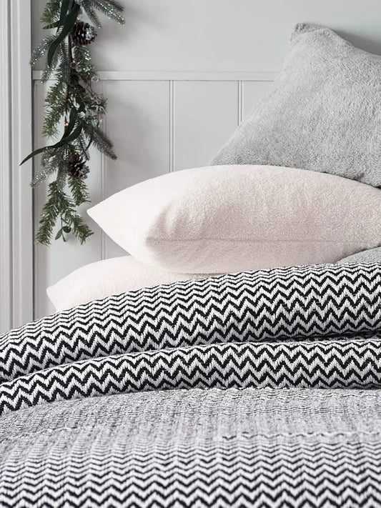 Sashaa World Chevron Throw Blanket Handwoven with Fringes Colour Black