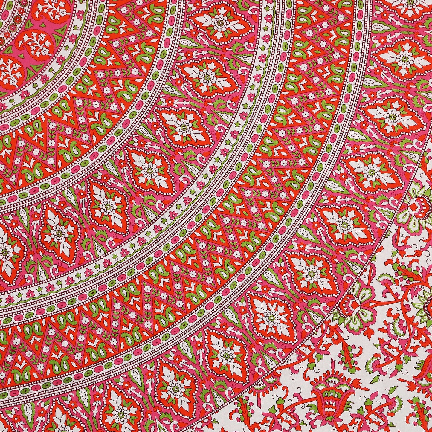 100% Pure Cotton Traditional Printed Bedsheet for Double Bed King Size Bedsheet with 2 Pillow Covers