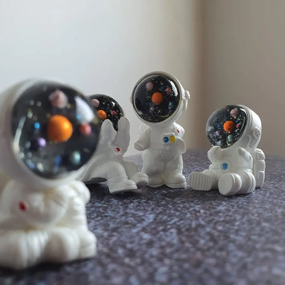 Satyam Kraft Resin 1 Set  Astronaut Figurines Outer Space-Themed Action Figures