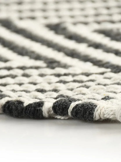 Sashaa World 100% Woven Washable & Reversible Cotton Small Rug Colour Black & White