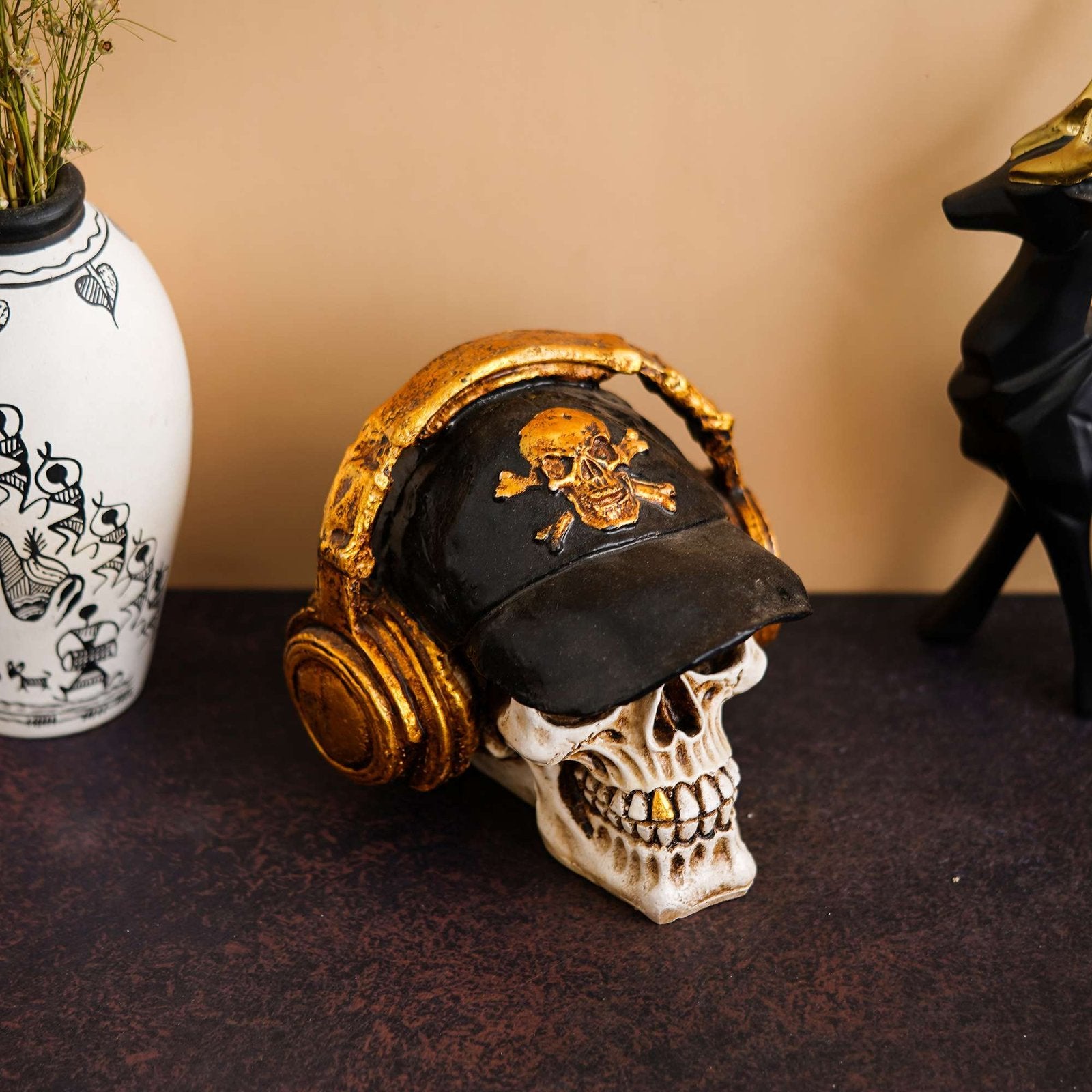 India Resin Craft Statues for Decoration Skull Wearing Headphones Music Bar Decoration Creative Skull.